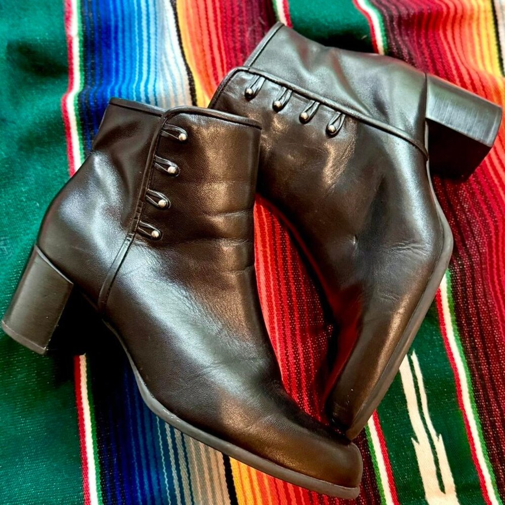late 00’s era "Naturalizer" black leather ankle boots ~ w/ 2" block heel & studs